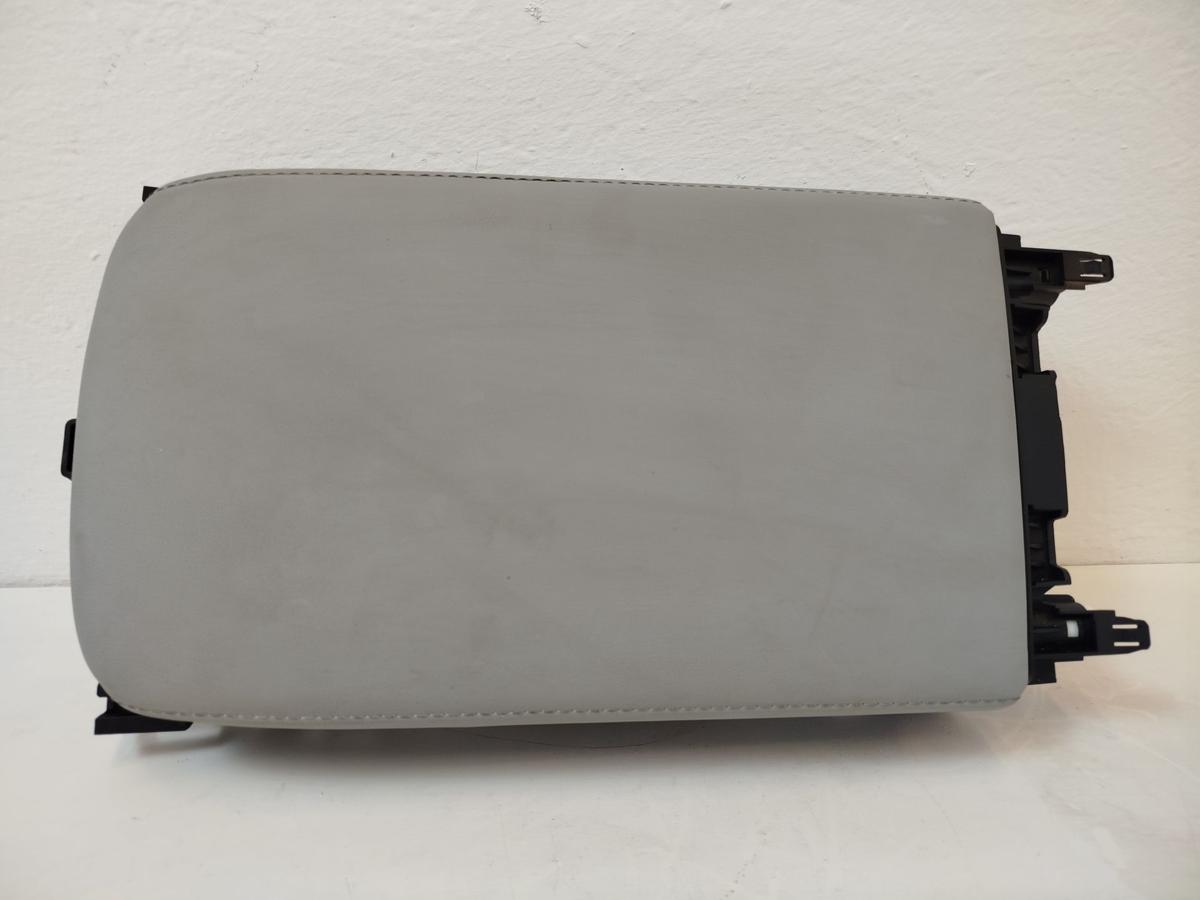 NIO EL6 Elektro SUV Deckel Mittelarmlehne vorn Kunstleder hellgrau