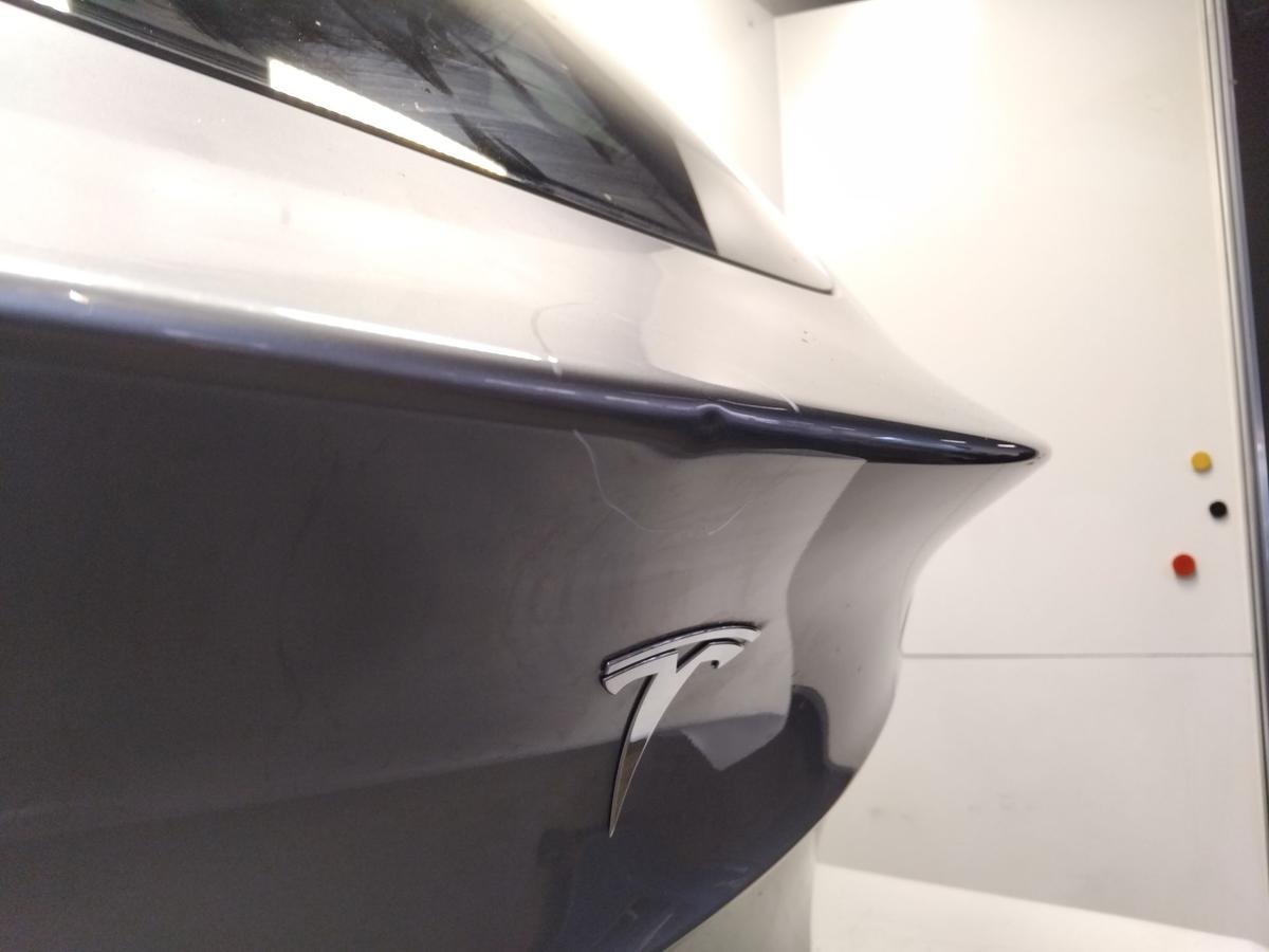 Tesla Model Y Heckklappe mit Heckscheibe beschädigt Bj.2024