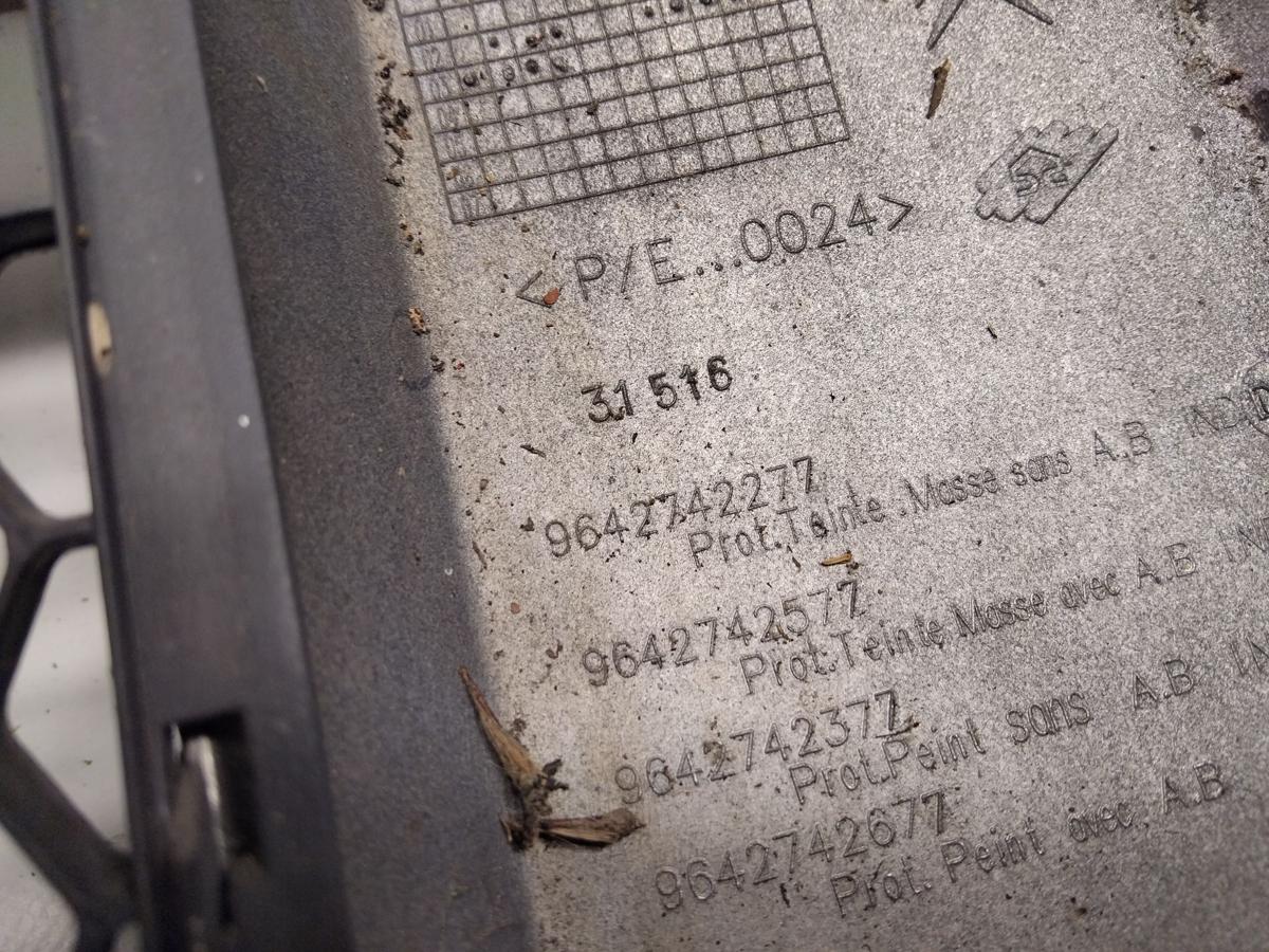 Citroen C3 Pluriel original Stoßfänger Stoßstange vorn beschädigt Bj.2003