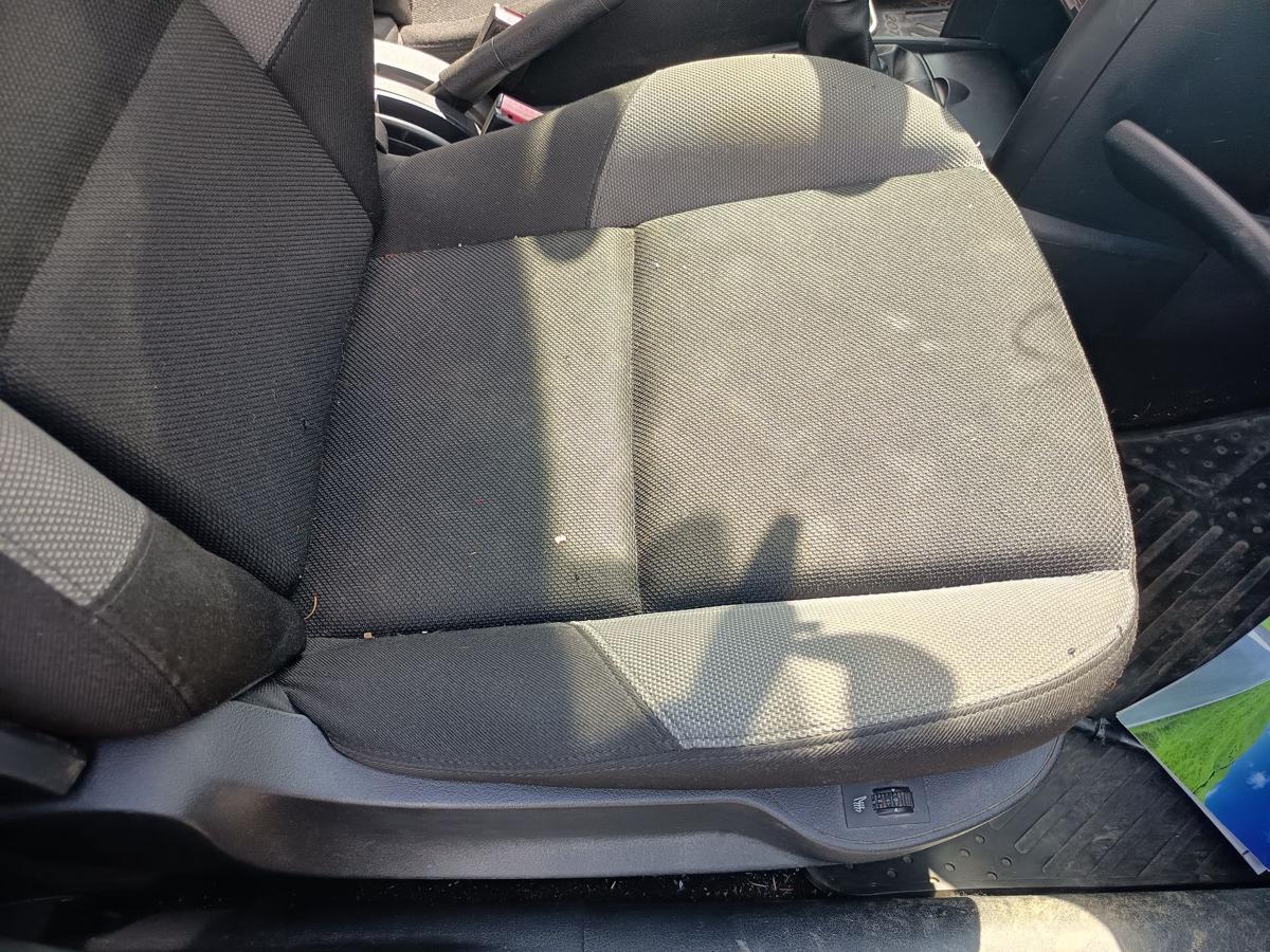 Peugeot 207 original Sitz vorn rechts Beifahrer Stoff 5t&uuml;rer grau/schwarz Bj2009