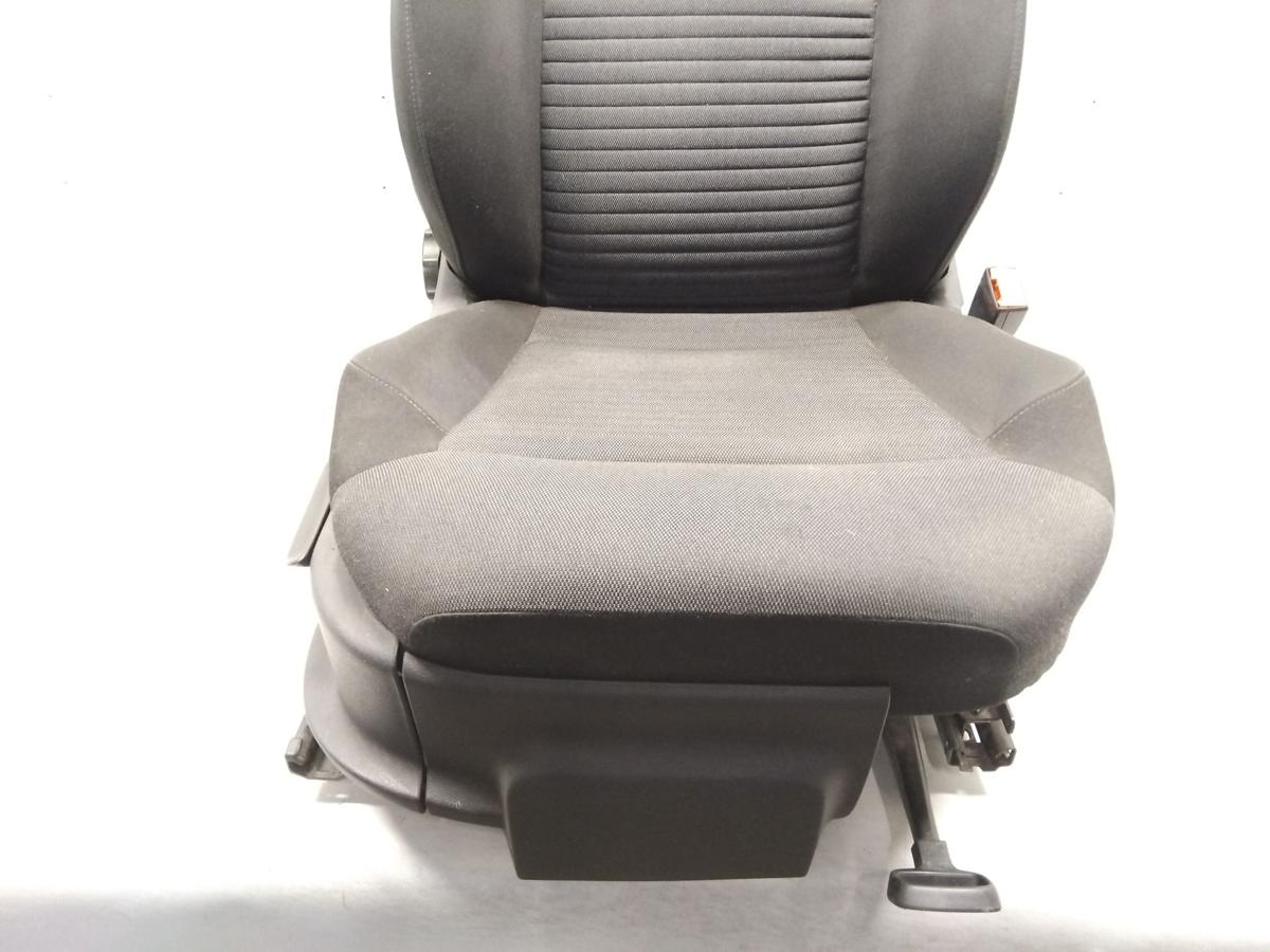 VW Polo 6R Sitz vorn rechts Beifahrersitz 5-T&uuml;rer Stoff dunkelgrau Bj.2011