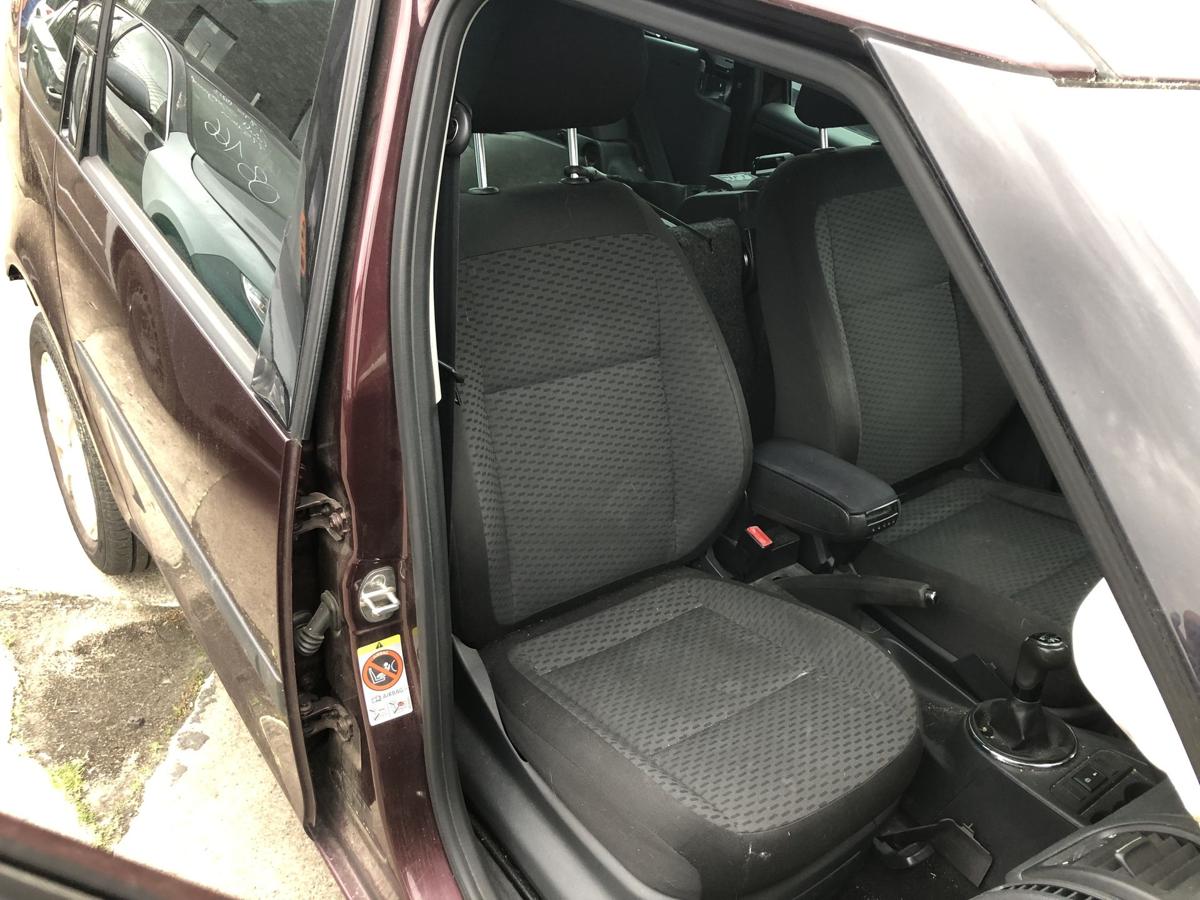 Skoda Roomster 5J Sitz vorn rechts Beifahrersitz Stoff mit Muster ohne Heizung