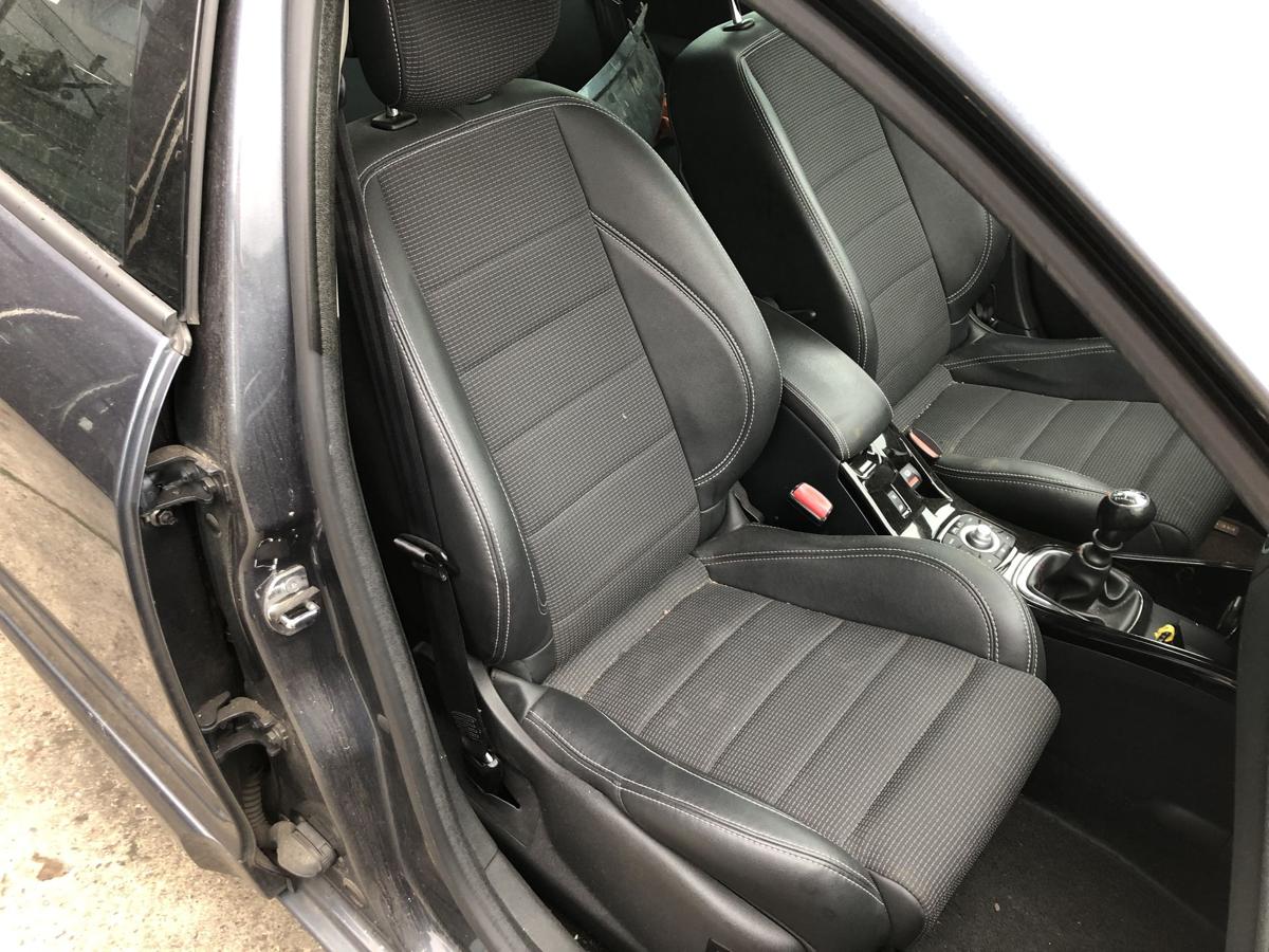 Renault Megane 3 III Kombi Sitz vorn rechts Beifahrersitz Kunstleder GT Logo