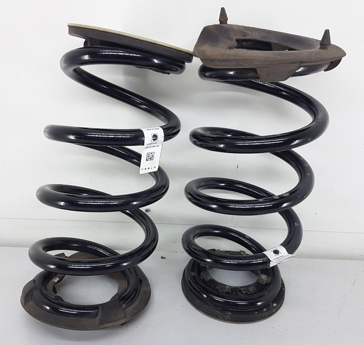 Tesla Model Y Schraubenfedersatz Hinterachse Bj2022 1188472-00-B Heckantrieb RWD