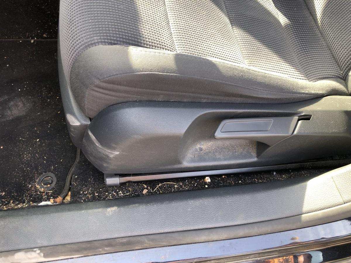 VW Jetta 1K Sitz vorn links Fahrersitz Stoff mit Heizung Autositz