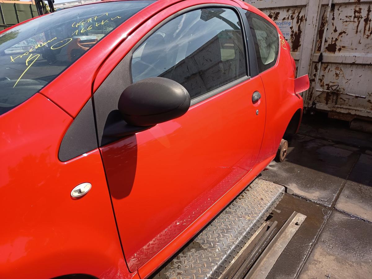 Peugeot 107 original Tür links Fahrer KJH Scarletrot Bj 2008