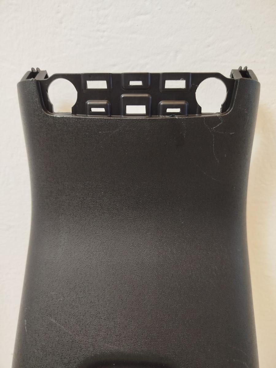 NIO EL6 Elektro SUV Innenverkleidung Mitteltunnel hinten USB C Anschluss