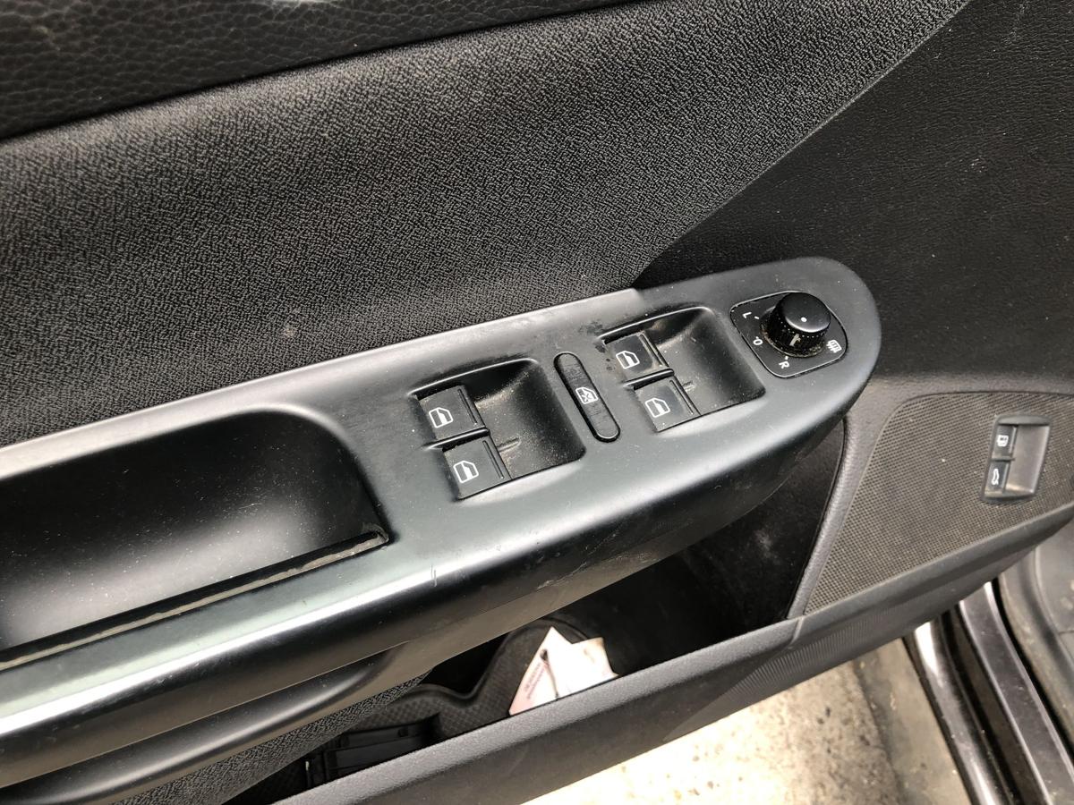 VW Passat 3C B6 Variant T&uuml;rverkleidung vorn links Innenverkleidung T&uuml;r Stoff