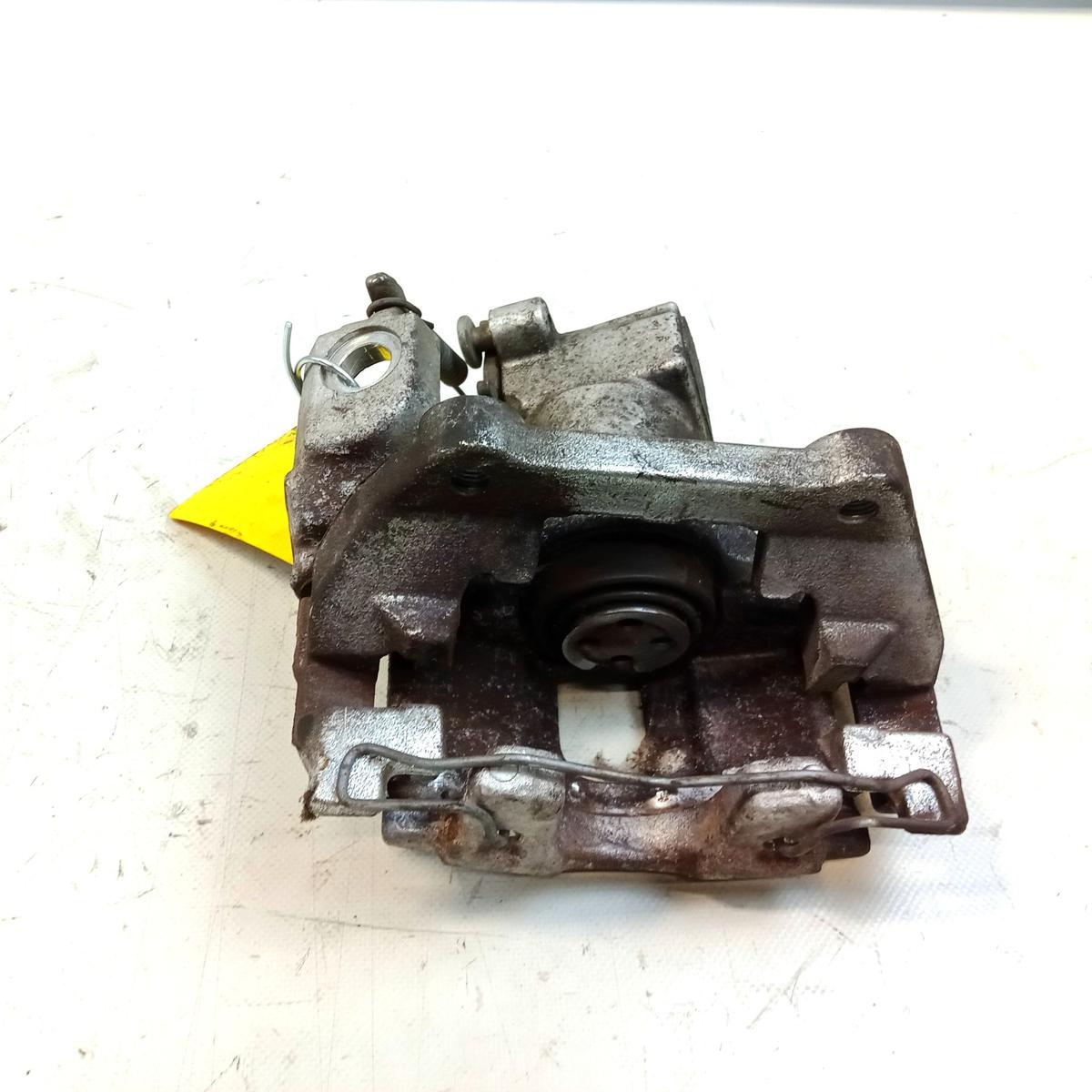 Toyota Yaris 3 Hybrid XP13 original Bremssattel hinten links mit Tr&auml;ger Bj.2020