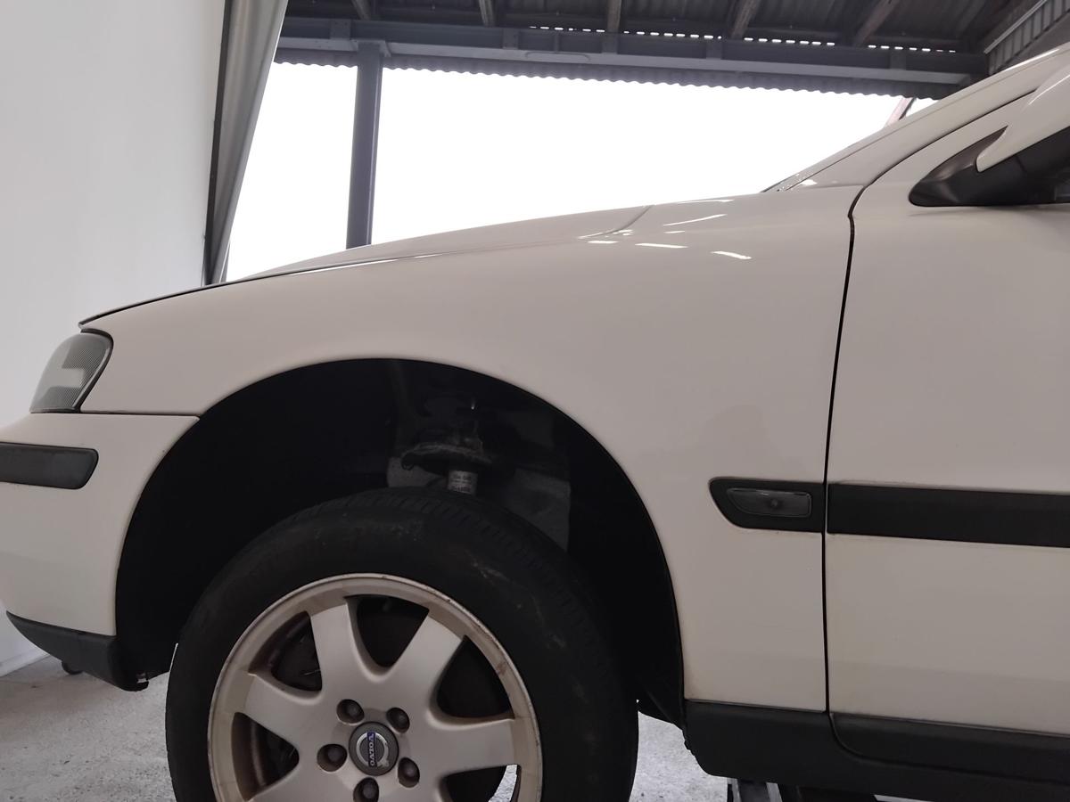 Volvo V70 II original Kotfl&uuml;gel vorn links weiss White Solid BJ2002