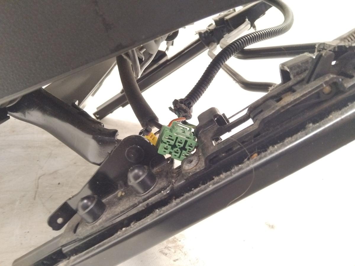 Audi A1 8X orig. Sitz vorn rechts Beifahrersitz 3t&uuml;rig Stoff schwarz/gelb BJ2010