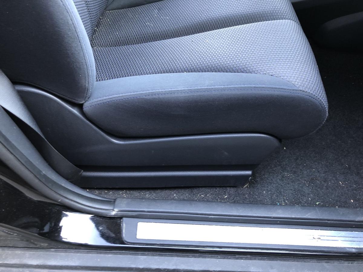 Nissan Tiida C11 Sitz vorn rechts Beifahrersitz Stoff ohne Heizung Autositz