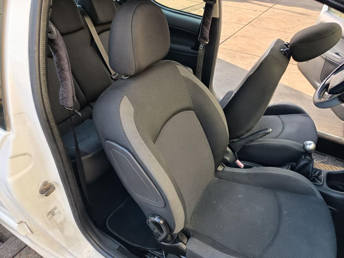 Peugeot 206+ 3t&uuml;rer original Sitz rechts Beifahrer Stoff grau/schwarz Bj 2009