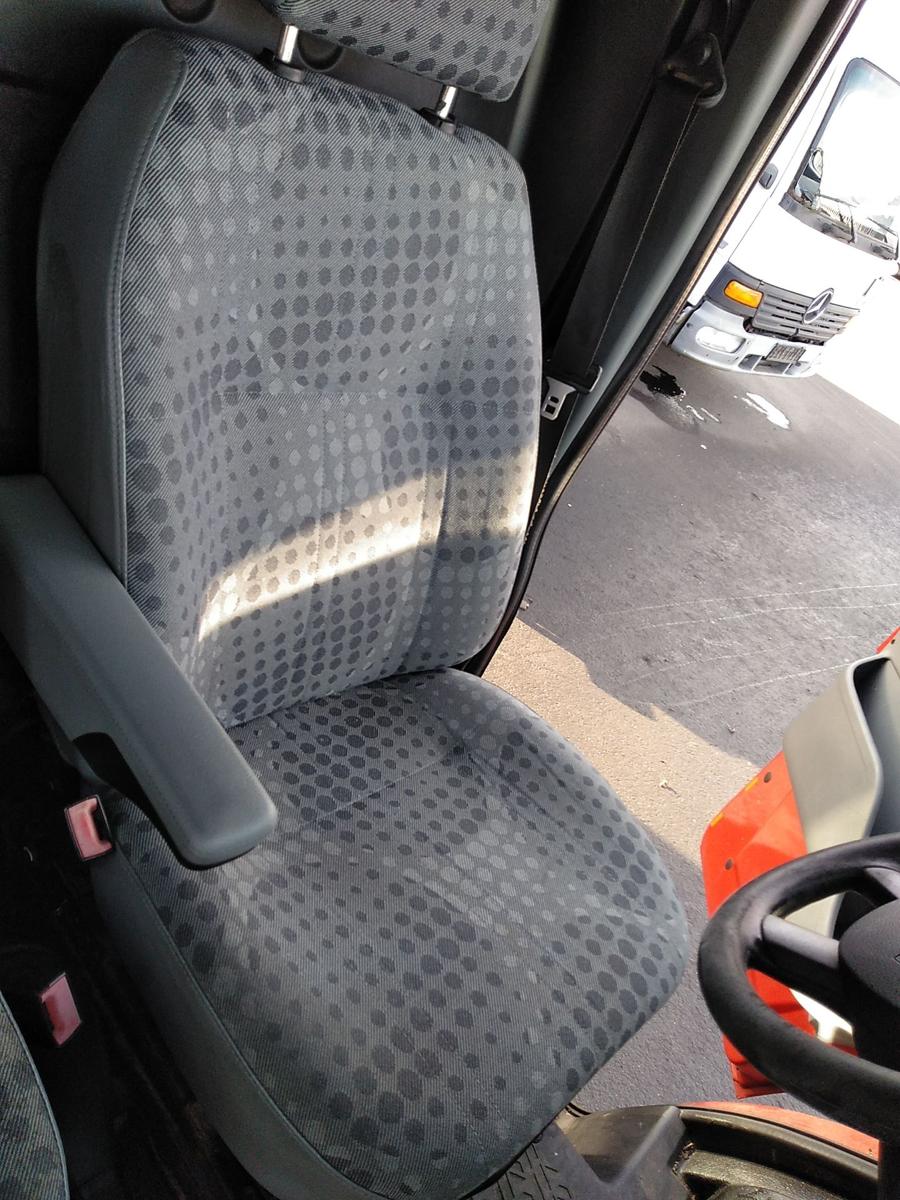 Ford Transit 6 TT9 Sitz vorn links Fahrersitz Stoff grau Bj.2007