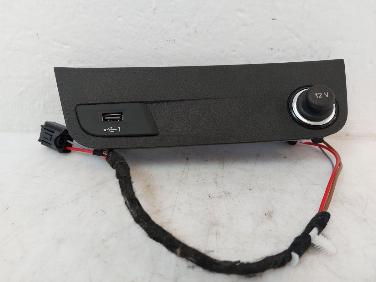 Audi Q2 Typ AG Mediaport USB Anschluss mit Zigarettenanzünder hinten OEM Audi Q2 Typ AG Mediaport USB Anschluss mit Zigarettenanzünder hinten OEM