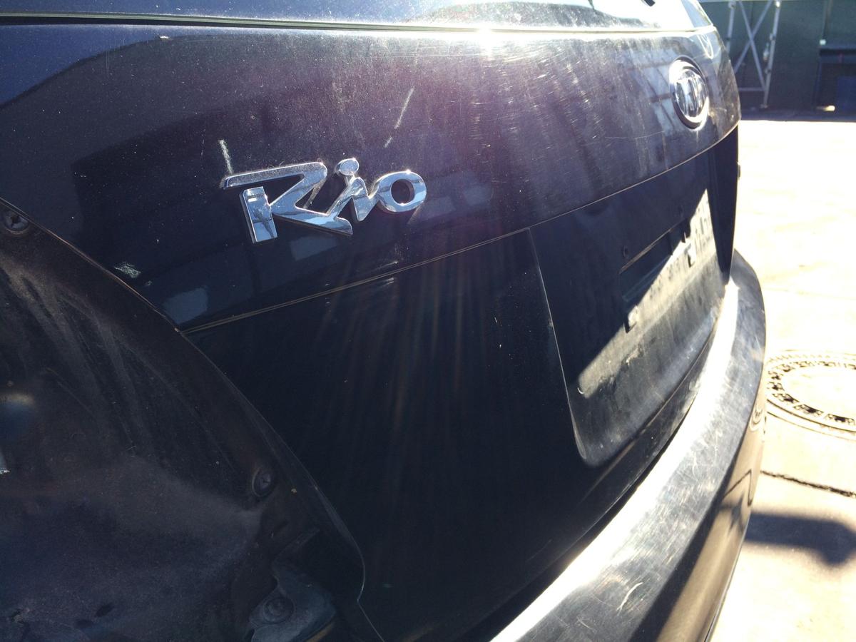 Kia Rio II original Heckklappe mit Scheibe 9B Midnight Black Bj 2010