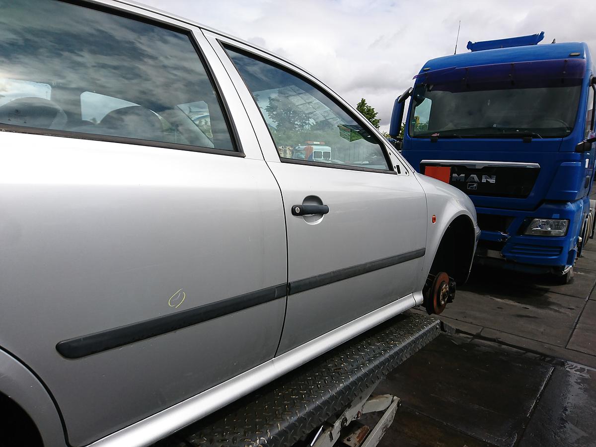 Skoda Octavia 1U Limo orig Tür vorn rechts Beifahrertür 97A Diamantsilber met Bj 98