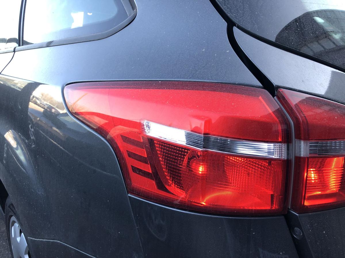 Ford Focus DYB CEW Turnier R&uuml;ckleuchte links au&szlig;en Ecke Facelift OHNE LED