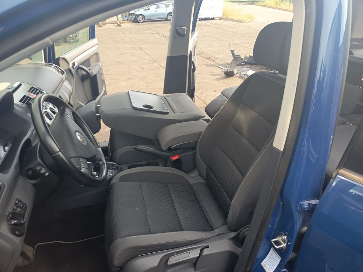 VW Touran GP 1T original Fahrersitz vorn links Stoff schwarz/anthrazit Bj 2009