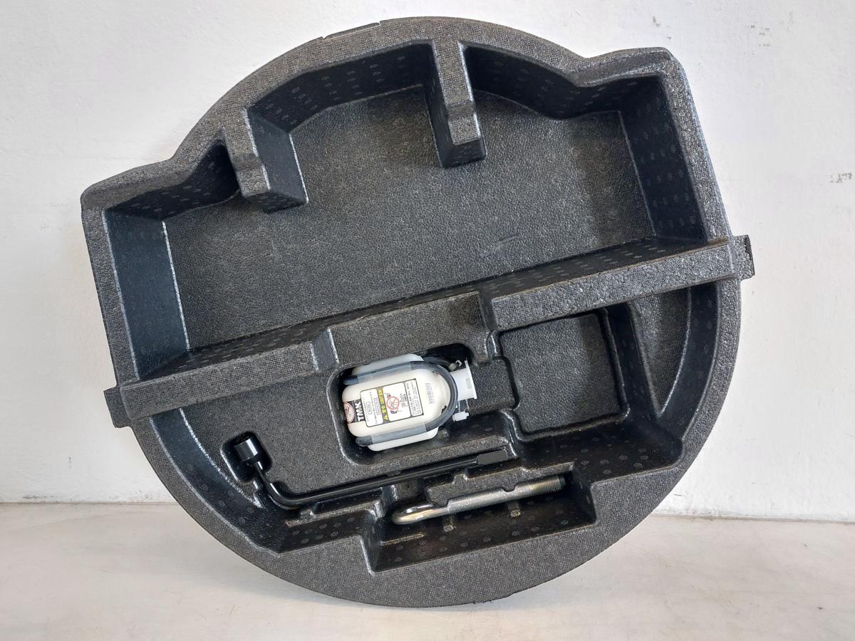 Toyota Yaris XP13 Schaumstoffeinleger Kofferraum mit Werkzeug Radschl&uuml;ssel