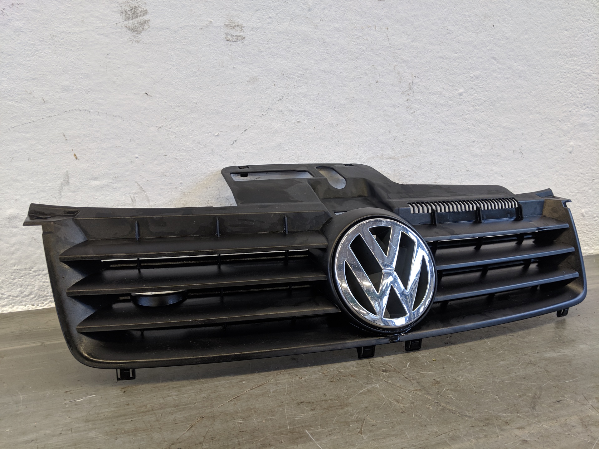 Grill Frontgrill Kühlergrill mit Logo VW Polo 9N1