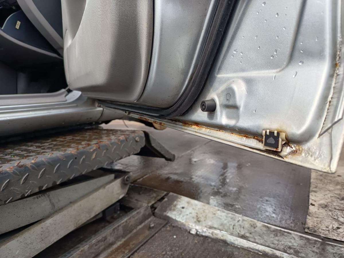 Mazda 323f VI original Tür vorn rechts Beifahrer 22V Satinsilber Bj 2002