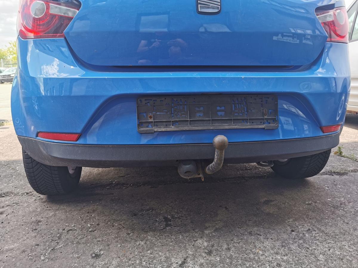 Seat Ibiza 6J Stossstange Stossfänger Bumper hinten blau Ausschnitt AHK unten