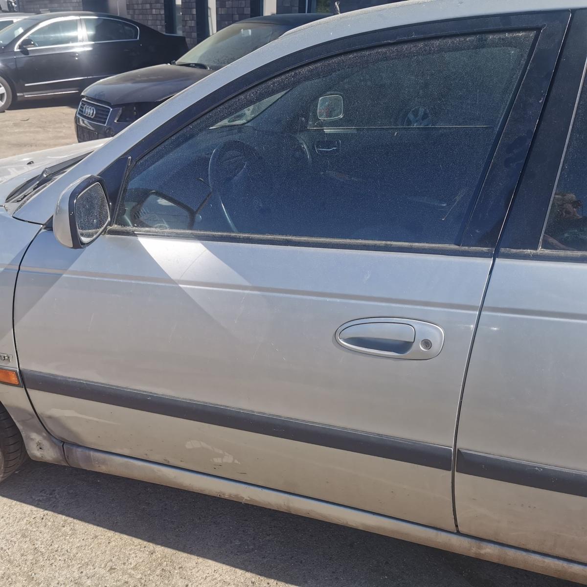 Fahrertür Tür Autotür Rohbautür vorn links 199 Silver Toyota Avensis T22 Liftback