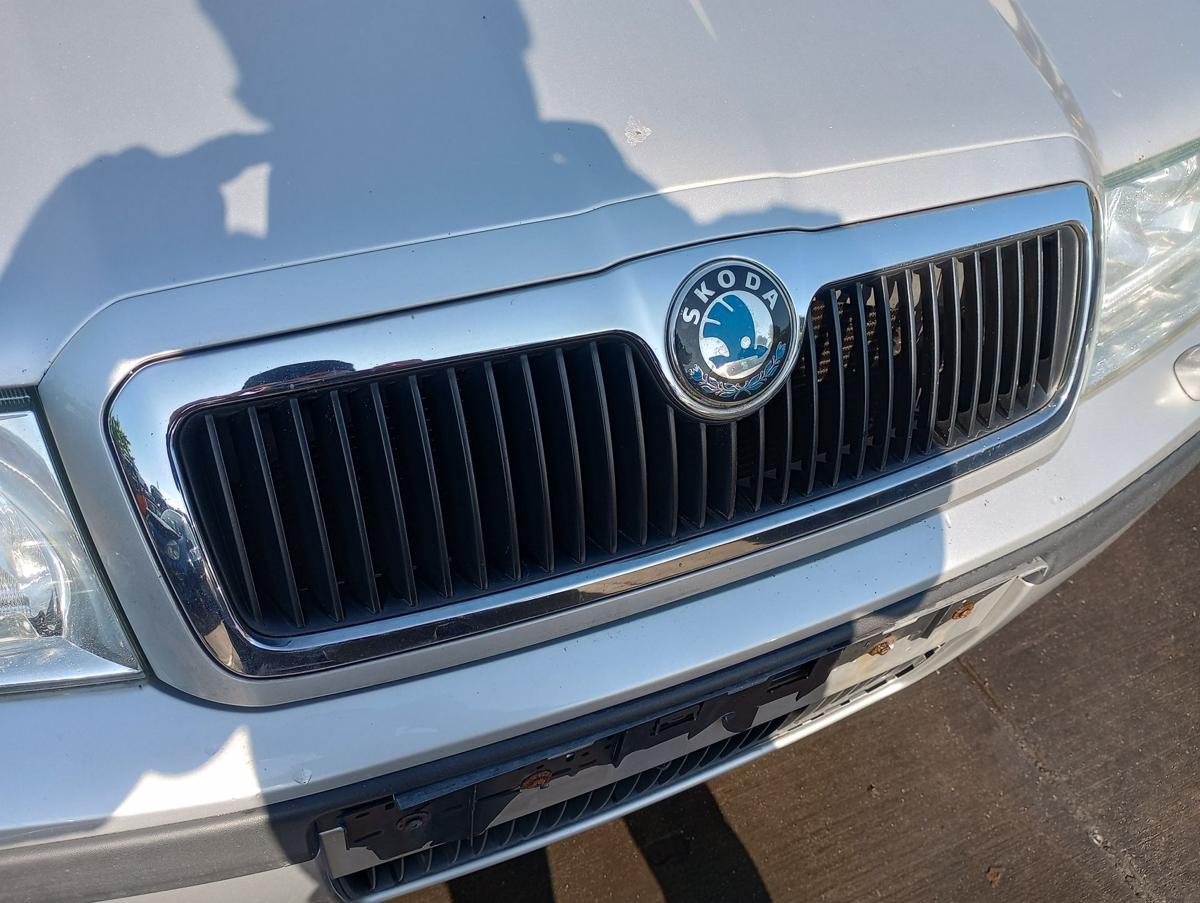 Skoda Octavia 1U orig Kühlergrill Frontgrill Emblem LF7T Silber Bj 2003