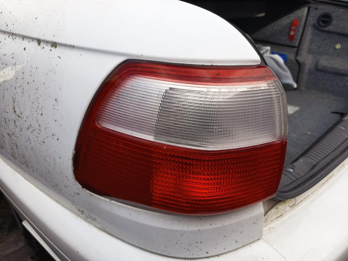 Opel Omega B2 Limousine R&uuml;ckleuchte links Heck Schluss Licht Bj 2001