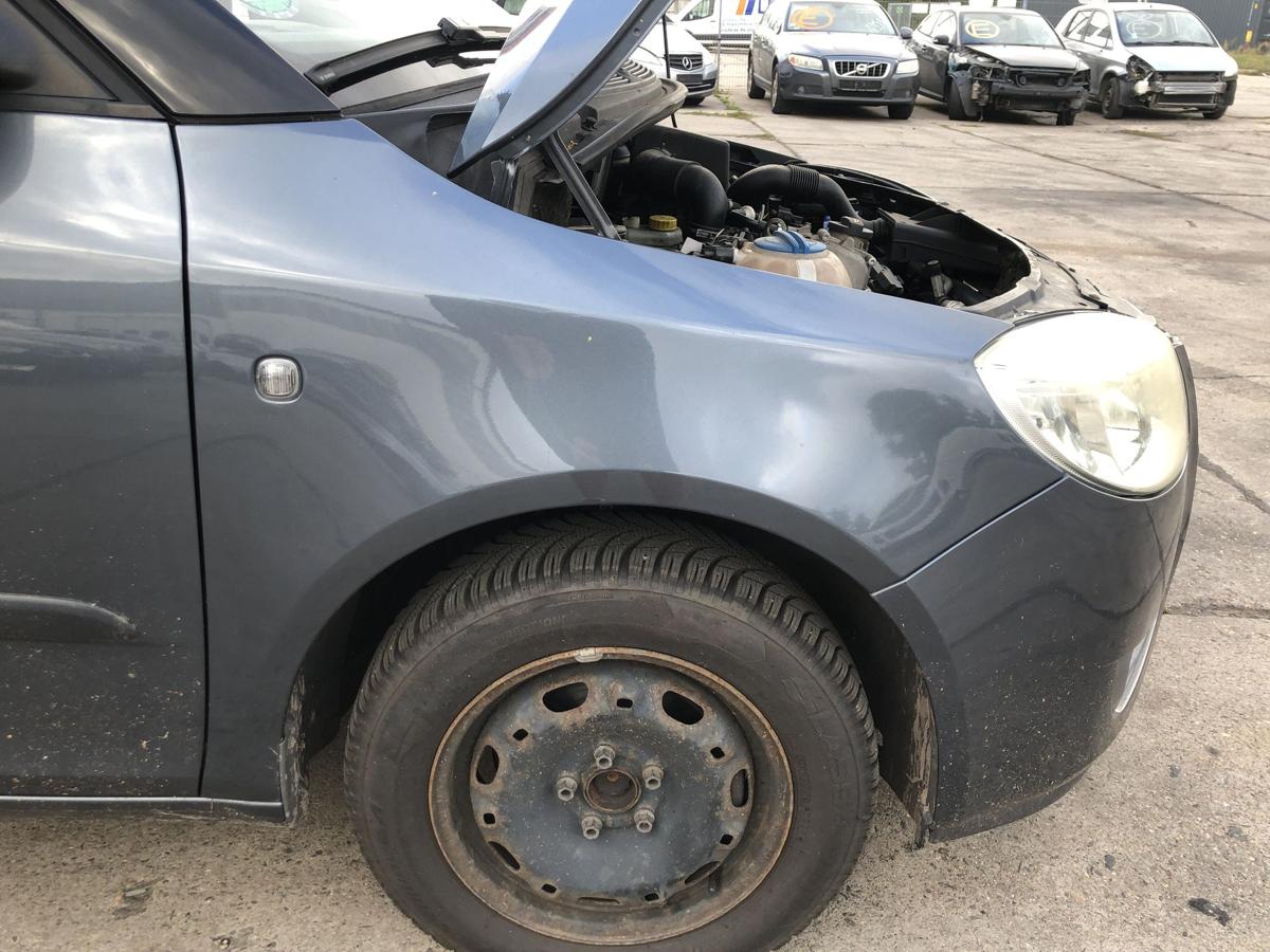 Skoda Fabia 5J Kotfl&uuml;gel vorn rechts Beifahrer Seitenwand LF8J Antracit Grey