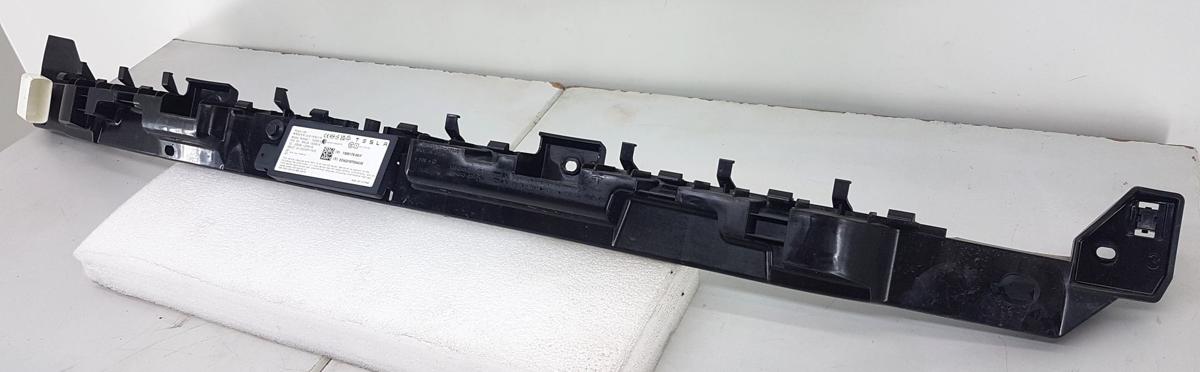 Tesla Model Y Halter Sto&szlig;stange hinten mitte Bj2022 1494045-00-E