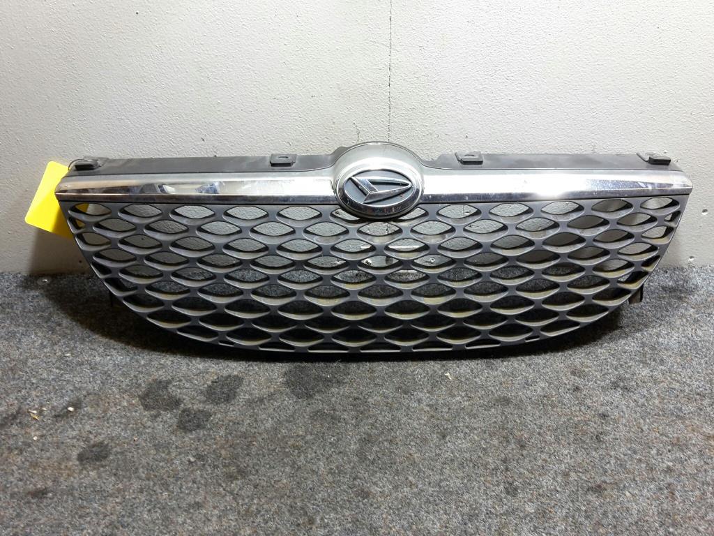 Daihatsu Sirion (M1) Bj2004 Kühlergrill Grill Emblem