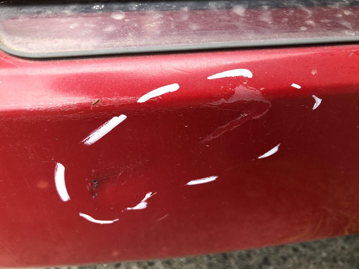 Mazda Demio DW Sto&szlig;f&auml;nger hinten Hecksch&uuml;rze Sto&szlig;stange Heck rot AHK Ausschnitt