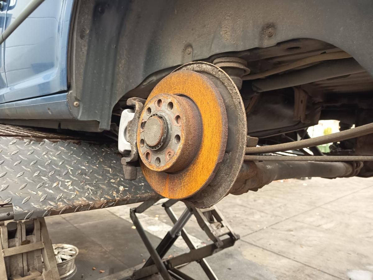 VW Caddy 2K Life Bj 2010 orig Hinterachse/Hinterachsträger 1,9L 77KW Diesel VW Caddy 2K Life Bj 2010 orig Hinterachse/Hinterachsträger 1,9L 77KW Diesel