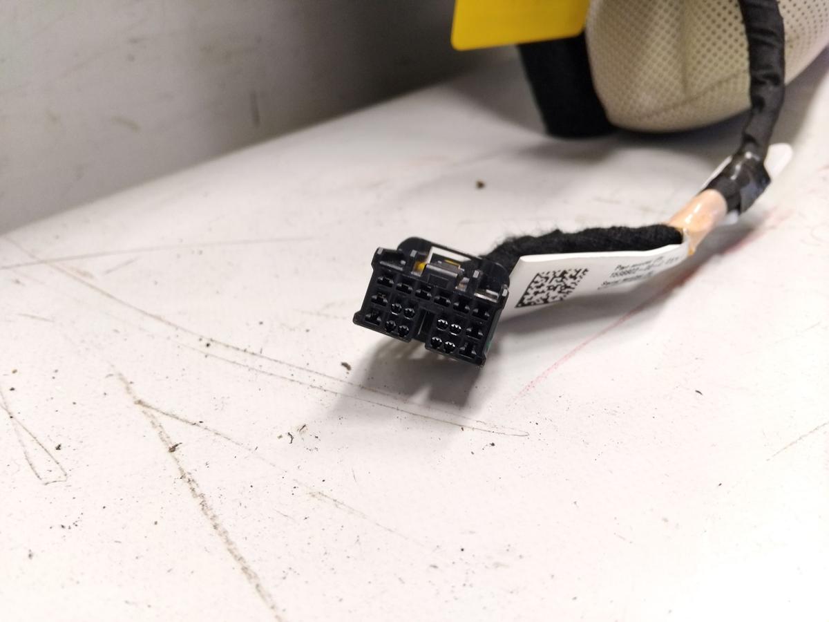 Tesla Model S 2.Facelift R&uuml;cksitzlehne rechts Leder cream beheizt Bj.2023