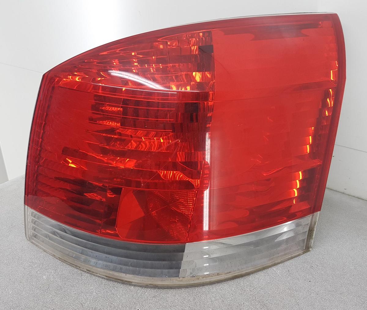 Opel Signum Rückleuchte Rücklicht rechts 13159862 in rot weiss Bj2006