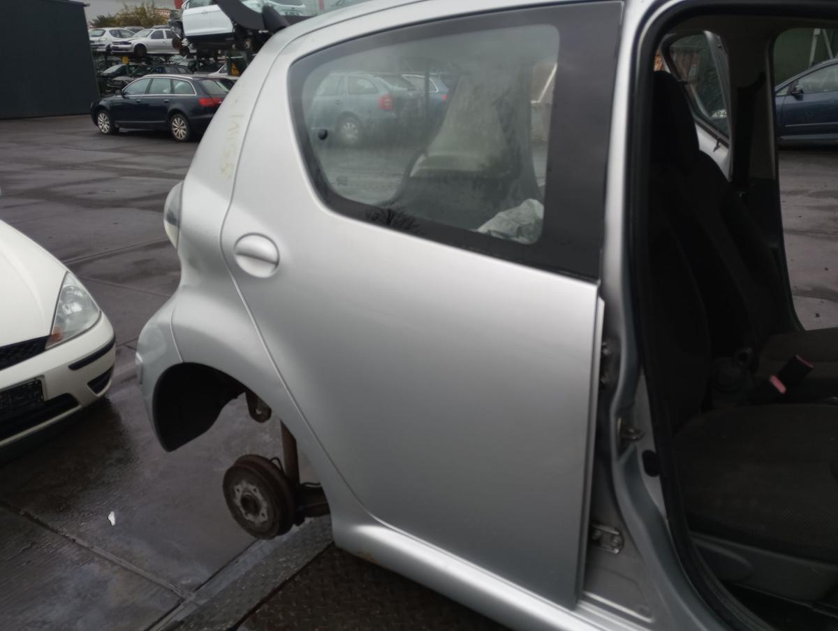 Toyota Aygo orig Tür hinten rechts Fond Beifahrerseite 1E7 Merlansilber Bj 2009