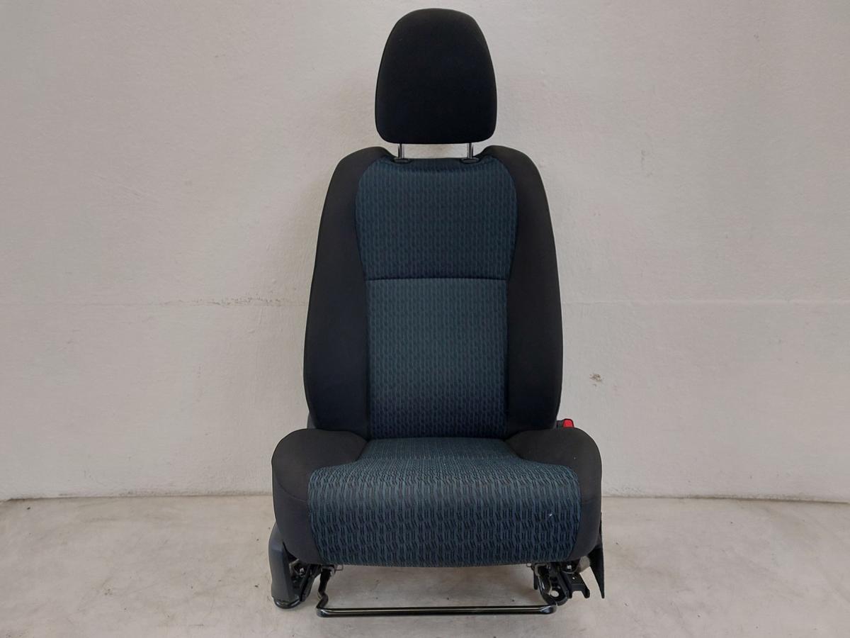 Toyota Yaris XP13 Sitz vorn rechts Beifahrersitz Stoff nur f&uuml;r 5 t&uuml;rer Autositz