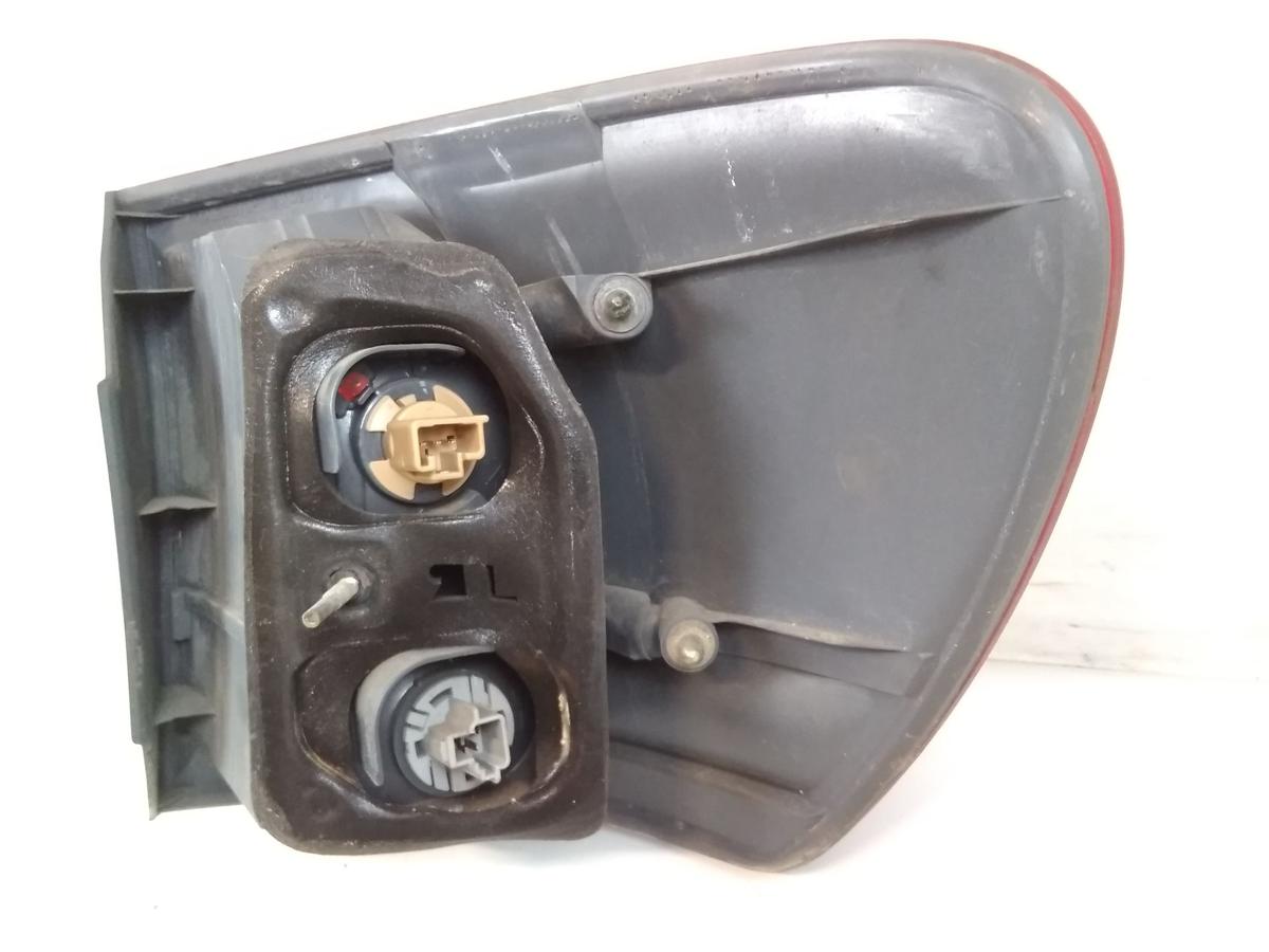 Toyota Avensis Verso original Rückleuchte Heckleuchte links außen Bj.2001
