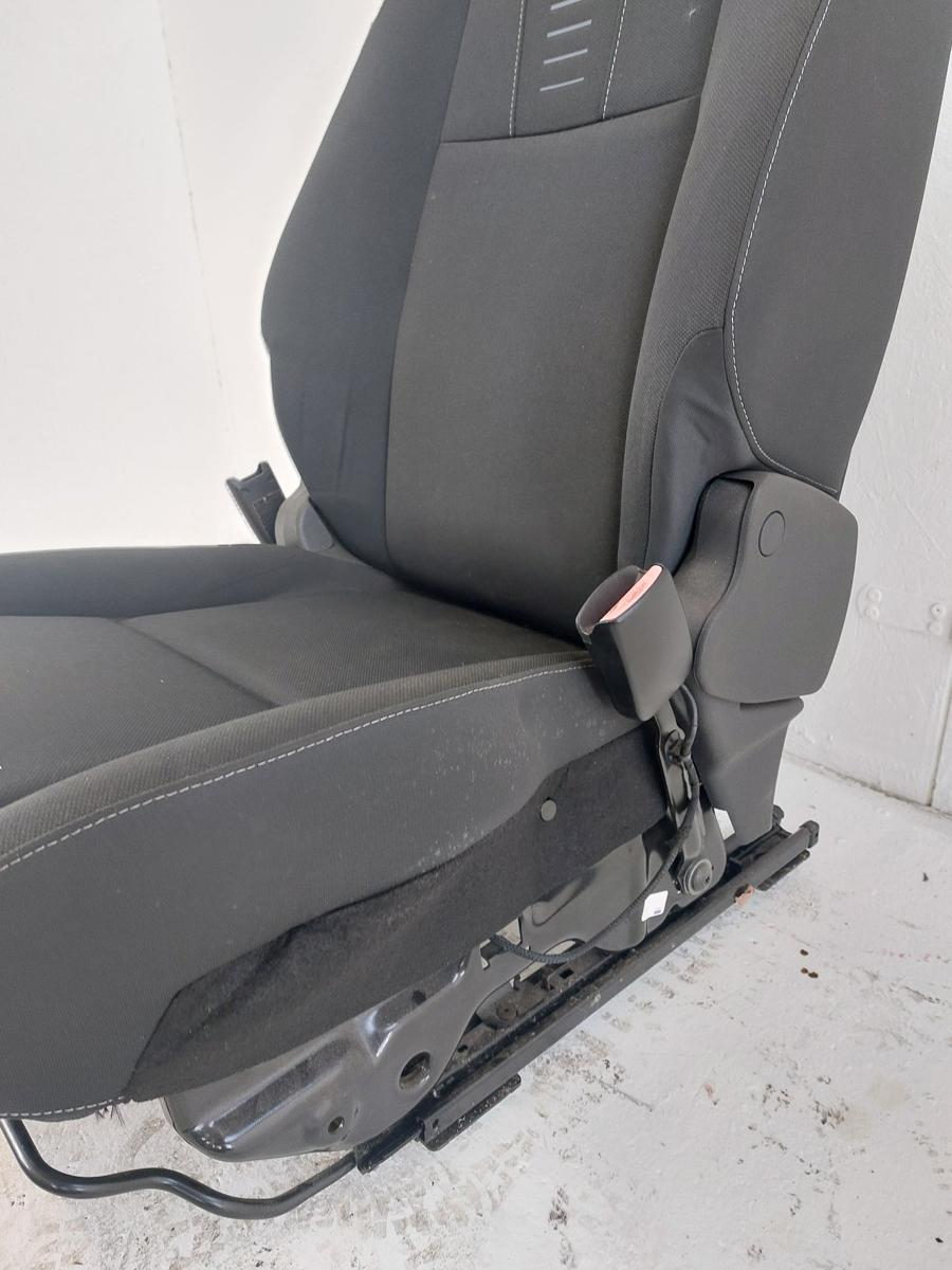 Renault Megane III KZ Kombi Beifahrersitz Sitz Autositz vorn rechts Stoff SHZ