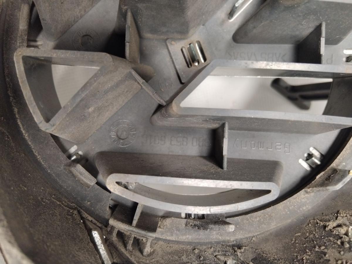 VW Passat 3BG original K&uuml;hlergrill mit Emblem BJ2001