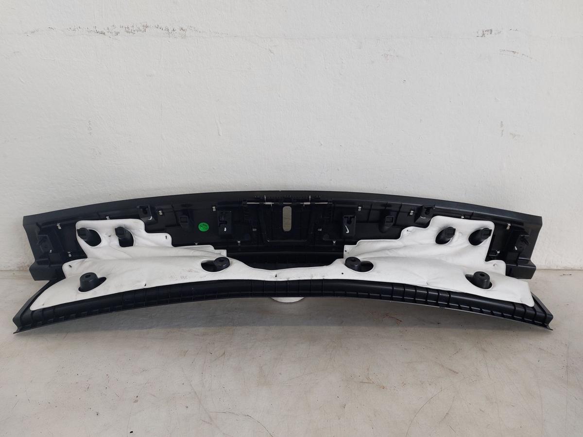 NIO EL6 Elektro SUV Verkleidung Ladekante Ladenkantenverkleidung OEM