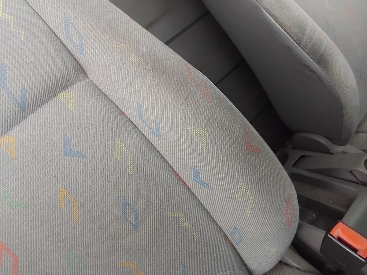 VW Caddy 2K orig Sitz vorn rechts Beifahrersitz Stoff hellgrau mit Muster BJ2005