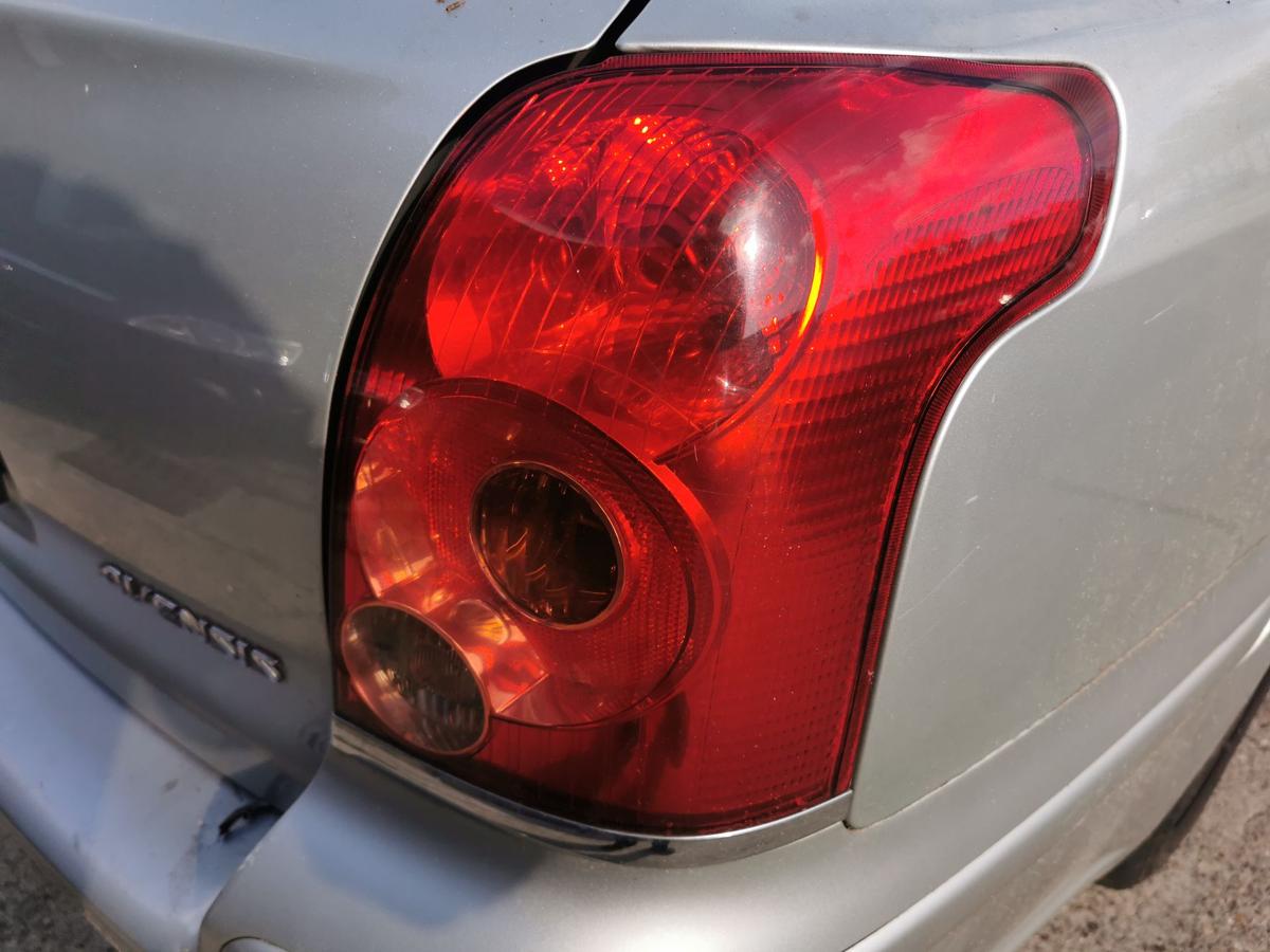 Toyota Avensis T25 Kombi Rückleuchte Schlussleuchte Rücklicht hinten rechts