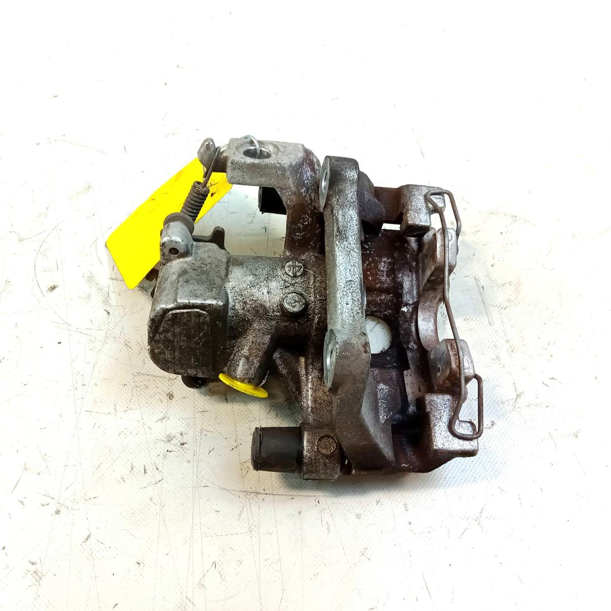 Toyota Yaris 3 Hybrid XP13 original Bremssattel hinten rechts mit Tr&auml;ger Bj.2020