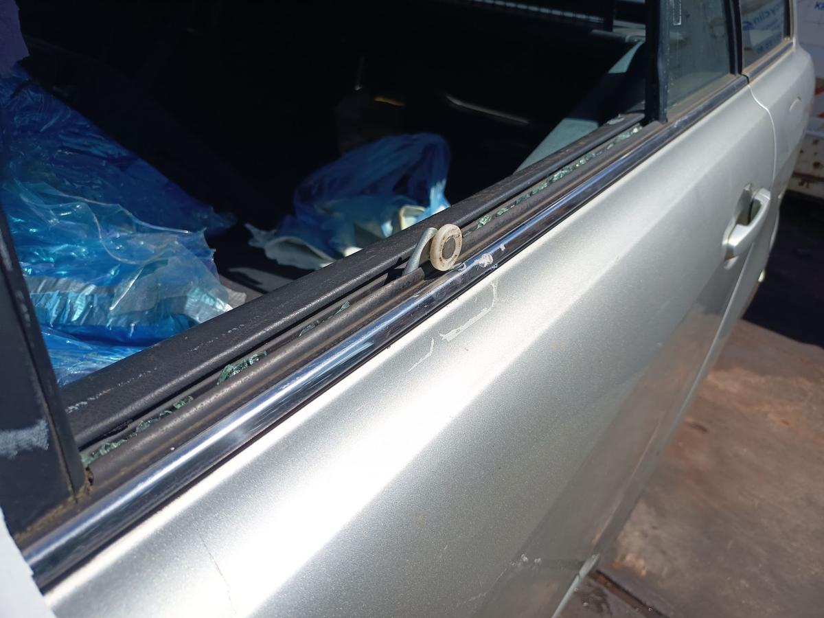 Toyota Avensis T25 Kombi T&uuml;r hinten links Fond 1C0 Polarsilber Bj 2005