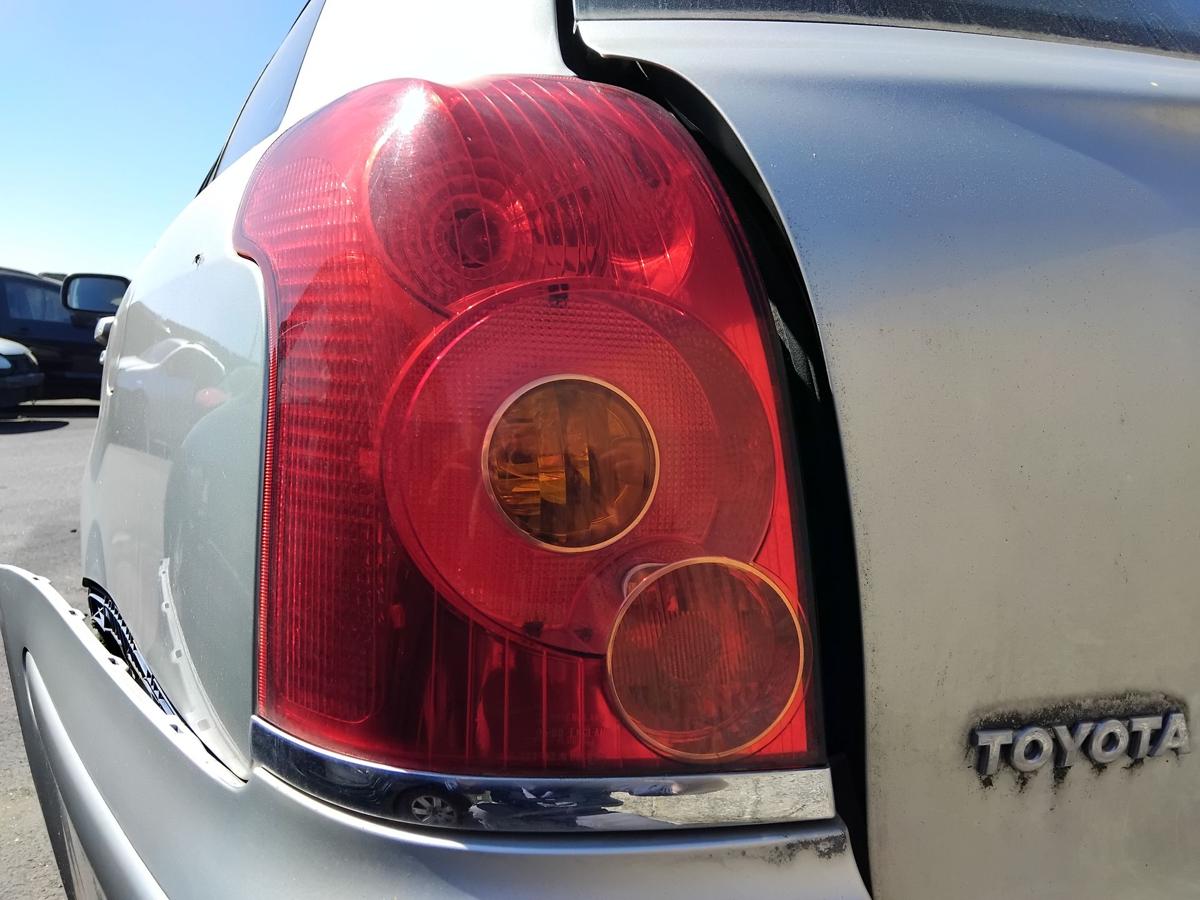 Toyota Avensis T25 Kombi original R&uuml;ckleuchte Schlussleuchte links BJ2005