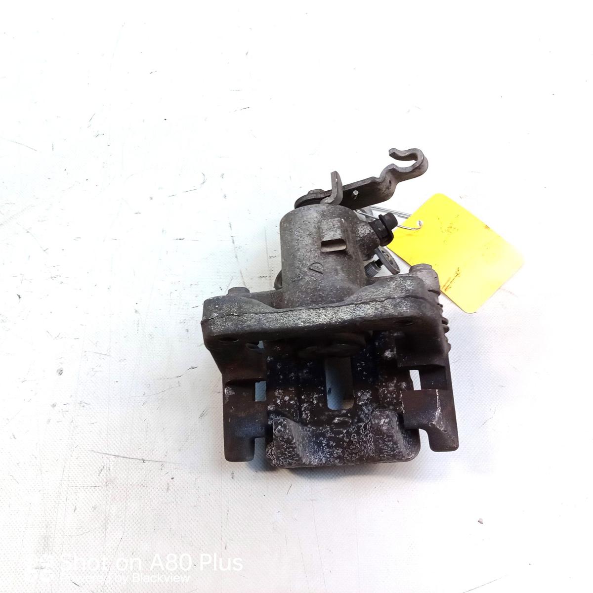 Audi A3 8P original Bremssattel Hinterachse links mit Tr&auml;ger 253x10mm Bj.2003