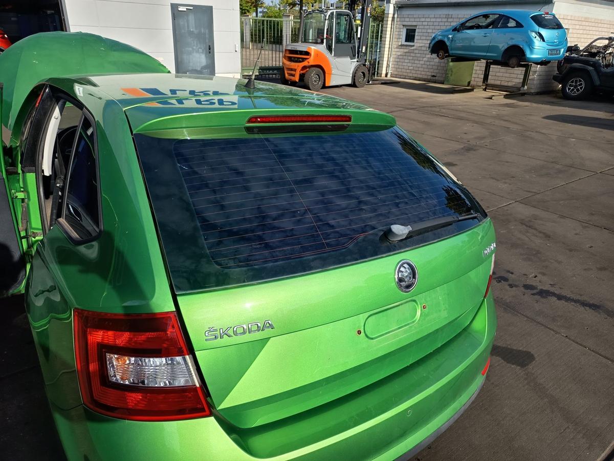 Skoda Rapid Spaceback original Heckklappe mit Scheibe F6Z Rallye gr&uuml;n Bj 2015